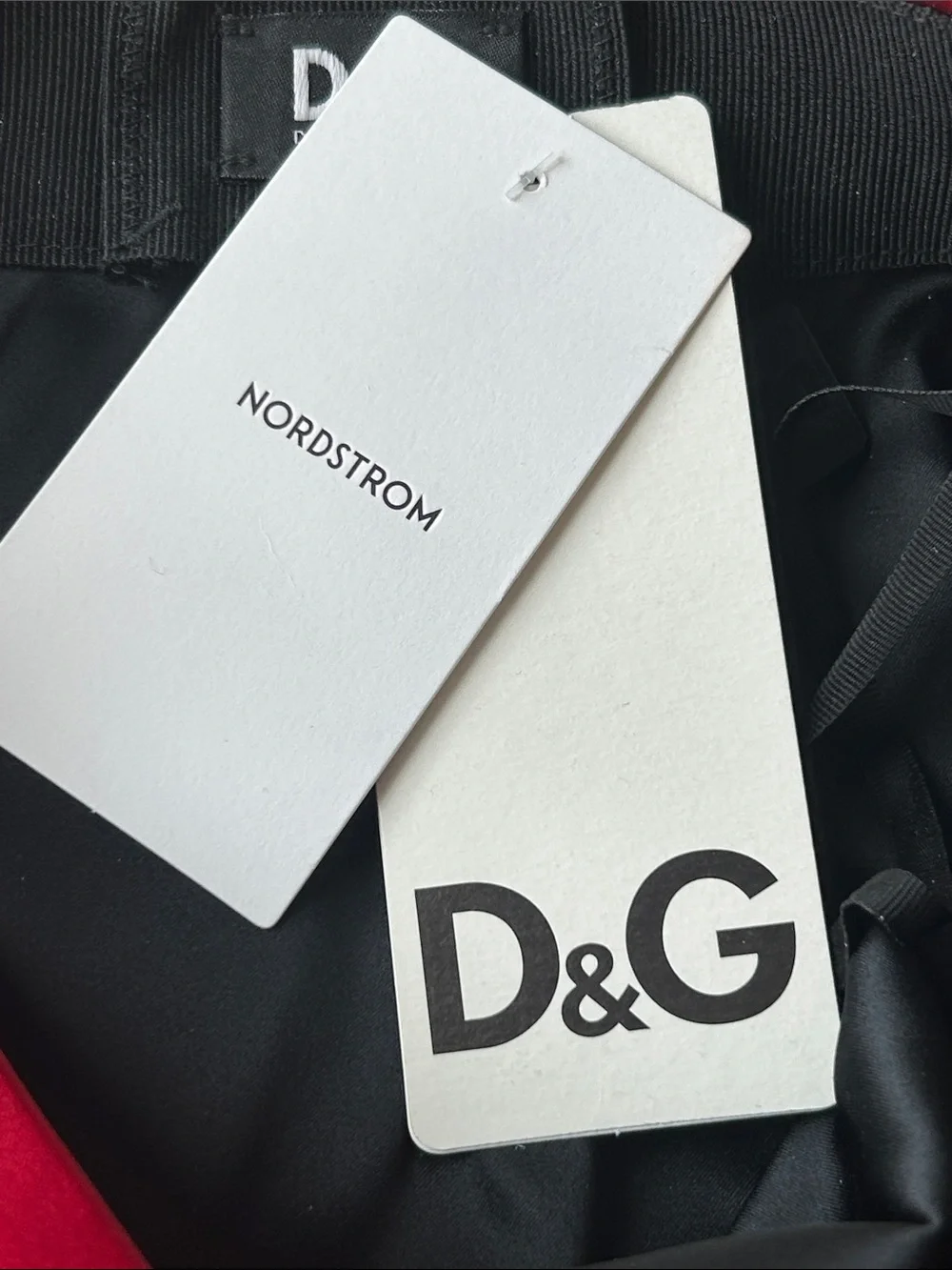 D&G figure skimming